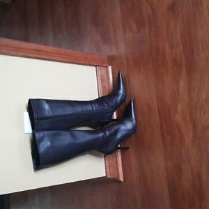 Charles David boots in dark blue.